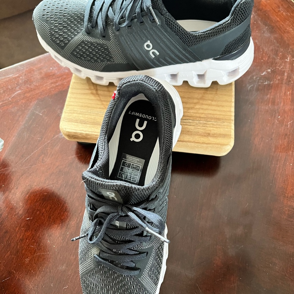 On running cloudswift black tennis shoes